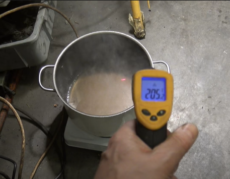 Measuring the heat of the motor oil in the container